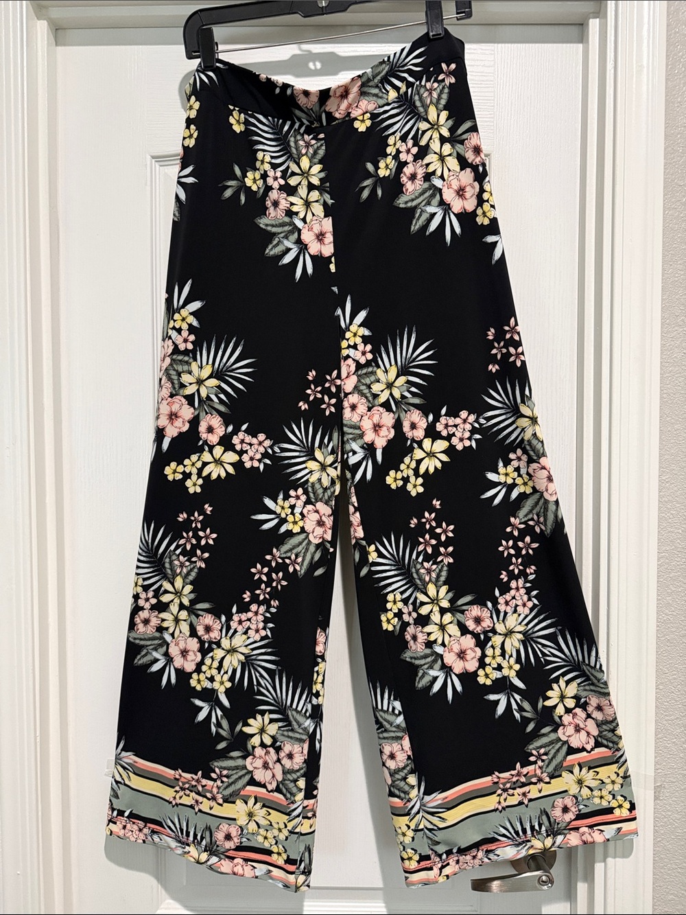 Women’s' Petite roz &Ali Black Floral Wide-Leg Pants